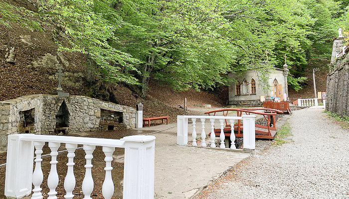 Каменная часовня Косьмо-Дамиановского монастыря 