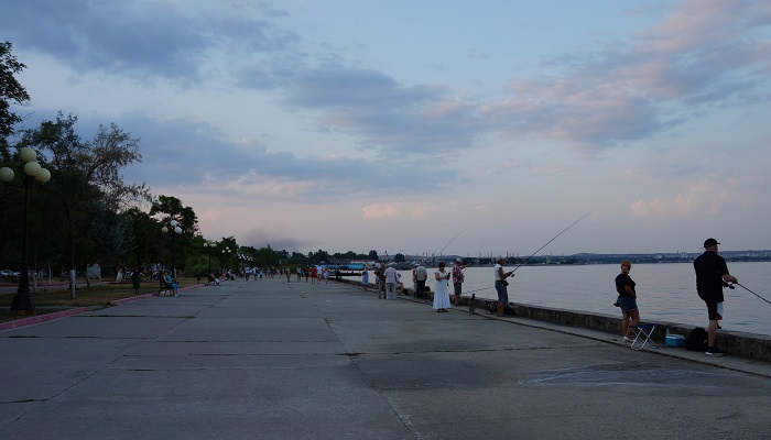 Рыбалка на Набережной Керчи