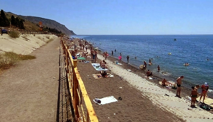 Пляж поселка Морское Крым