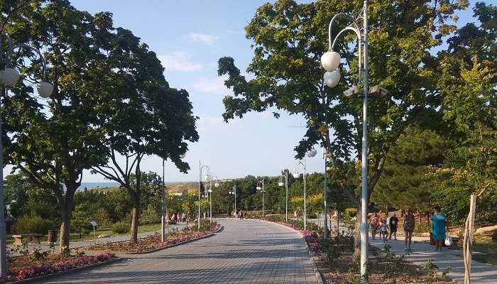Главная аллея парка Ахматовой в Севастополе