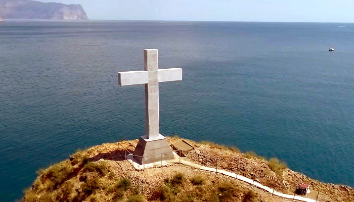 Православный крест на скале Святого Георгия Севастополь