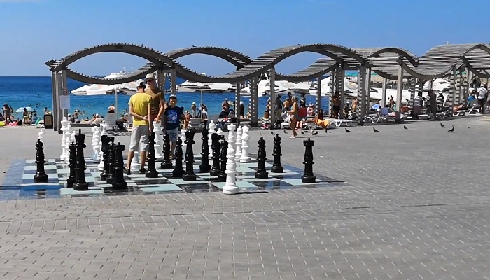 Шахматное поле в парке Ахматовой Севастополь