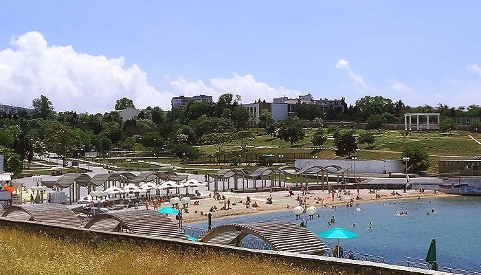 Солнечный пляж парка Ахматовой в Севастополе
