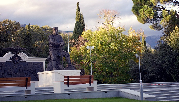 фото Памятник Александру III в Ливадийском парке
