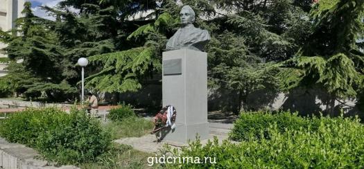 Фото Памятник А.С. Грибоедов