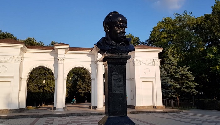 Памятник Щевченко на входе в парк Симферополь