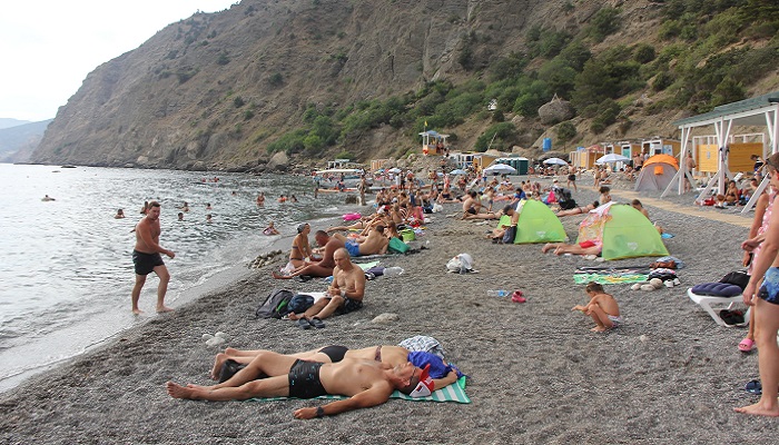 Отдыхающие на Серебряном пляже Балаклава