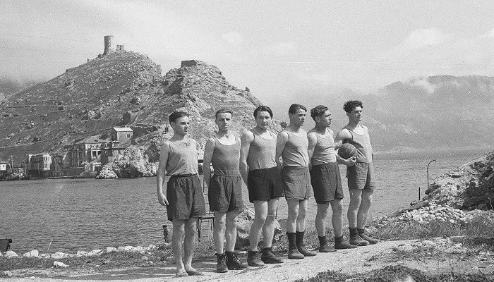 Волейбольная команда на пляже Подводников в Балаклаве