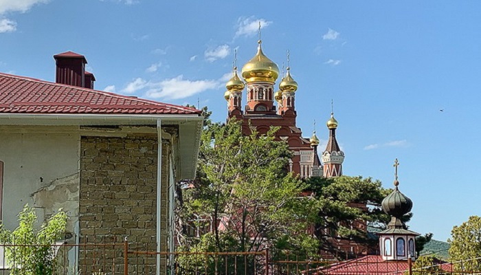 Купола Топловского монастыря в Крыму
