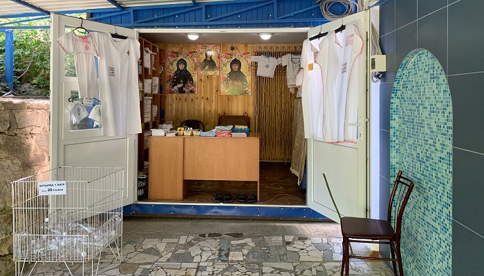 Вход в святую купель Топловского женского монастыря