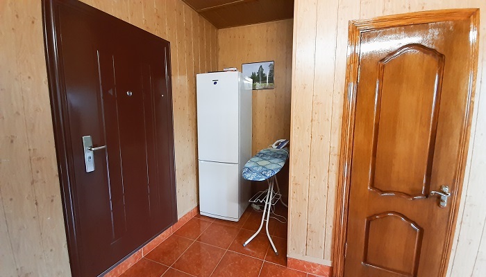 Холодильник в эконом номере в Партените