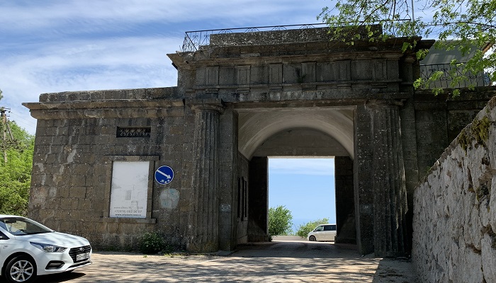 Байдарские ворота на старой севастопольской дороге