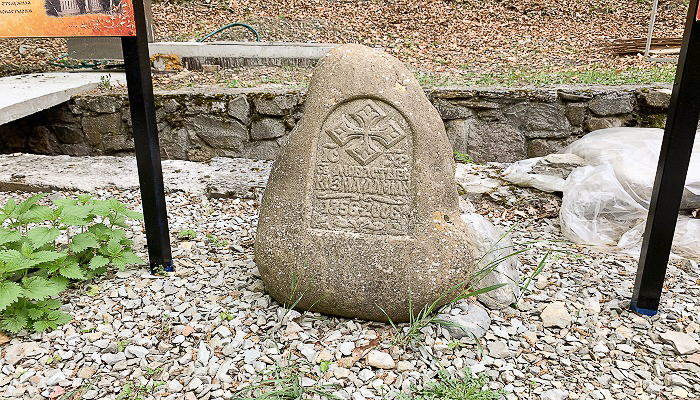 Камень в монастыре Дамиана и Косьмы в Крыму