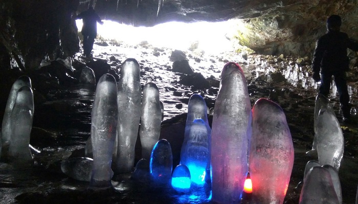 Фото Ледяные сталагмиты пещеры Большой Бузлук
