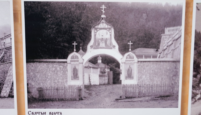 Врата Косьмо-Дамиановского монастыря в 1869 году