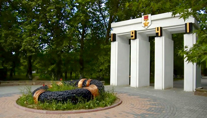 фото центральный вход в Комсомольский парк Феодосия