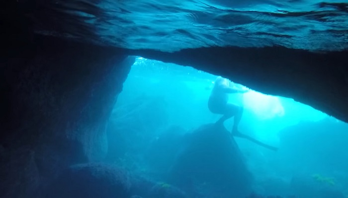 Подводный вход в пещеры Аврориной скалы