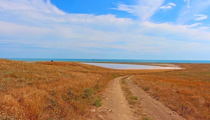 Дорога к Розовому озеру в Крыму
