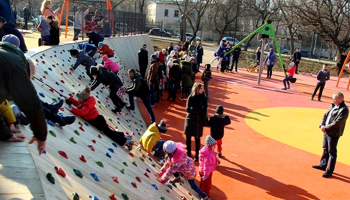 Детский скалодром в парке Учкуевка
