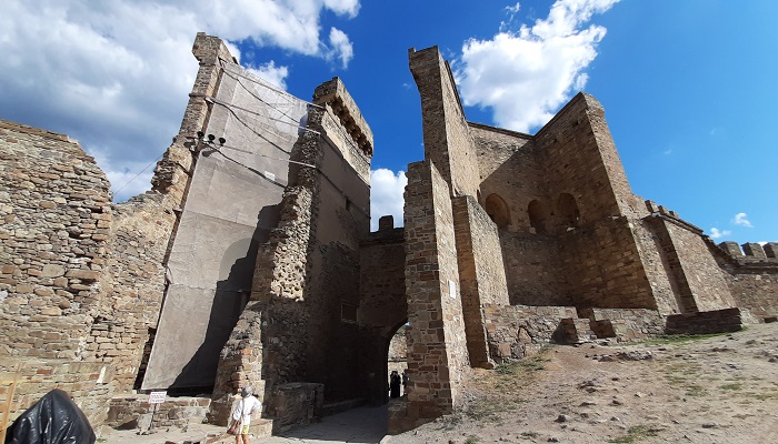 Главные ворота вид из Судакской крепости