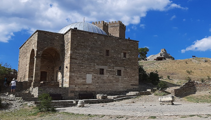 Храм с аркой в Судакской крепости