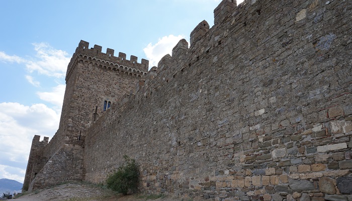 Стена Судакской крепости в Крыму