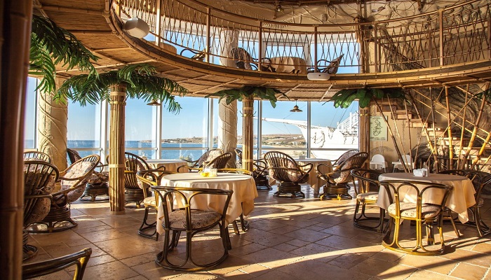 Интерьер ресторана La Grace с видом на море в Крыму