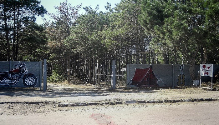 Кемпинг Старый лес в поселке Песчаное в Крыму