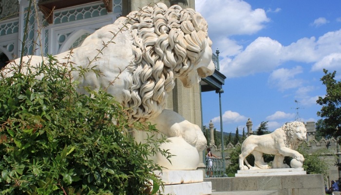 Мраморные львы в Воронцовском парке Крым