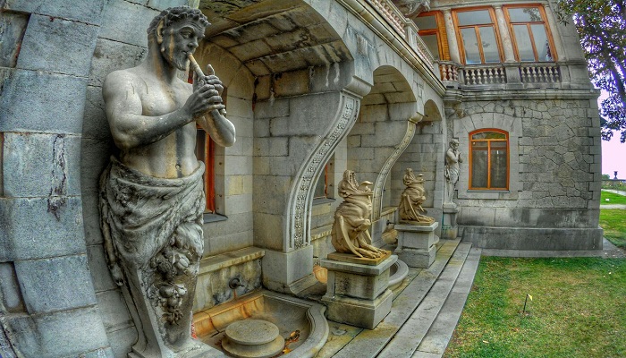 Дворец в Массандровском парке Крым