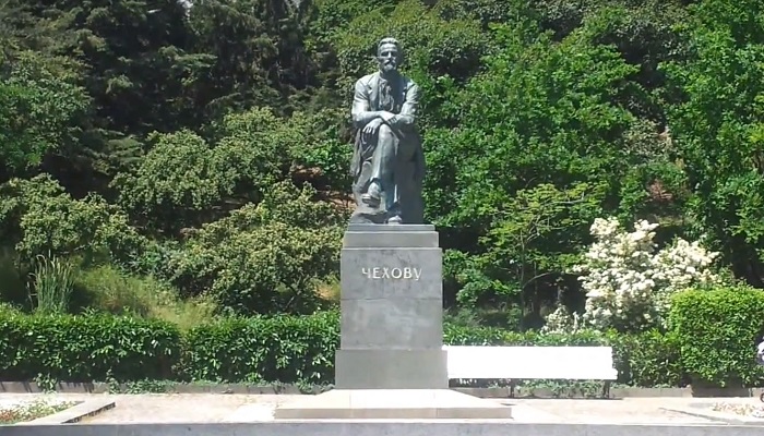 фото памятник Чехову